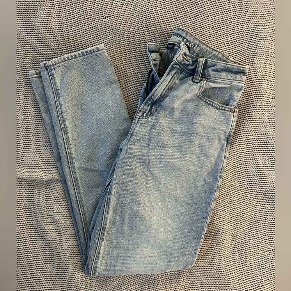 American Eagle Strigid Mom Jean – High Rise – Size 2 Regular – Light Wash